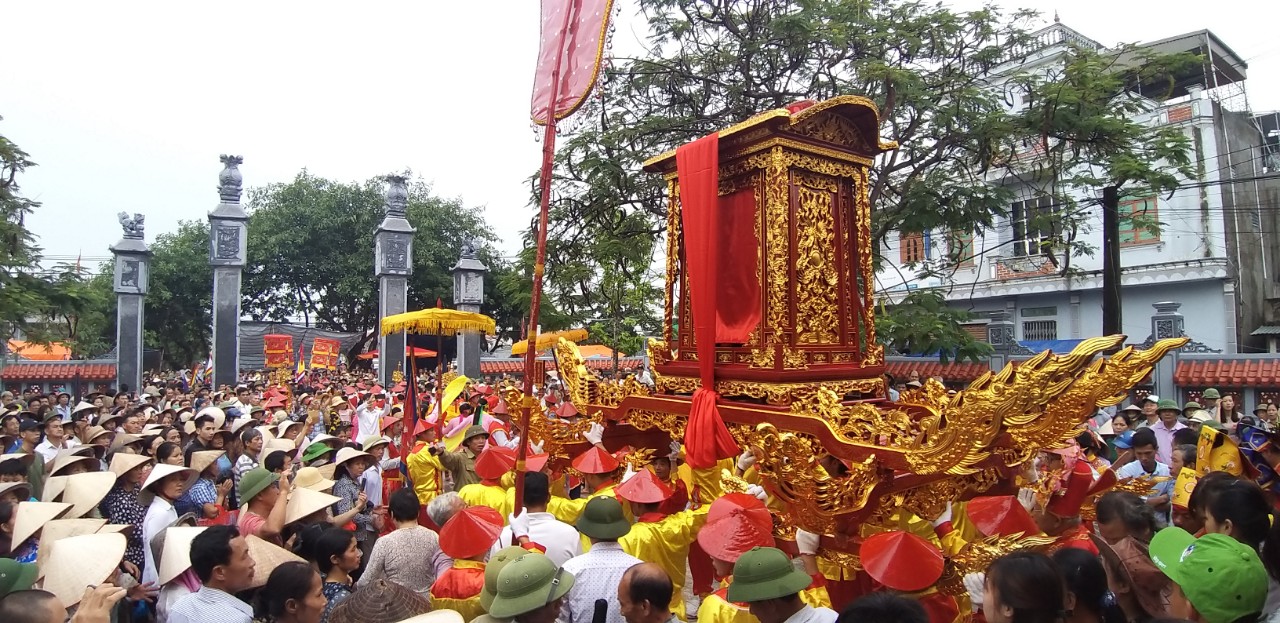 Lễ hội là một trong những phong tục truyền thống tại Đình