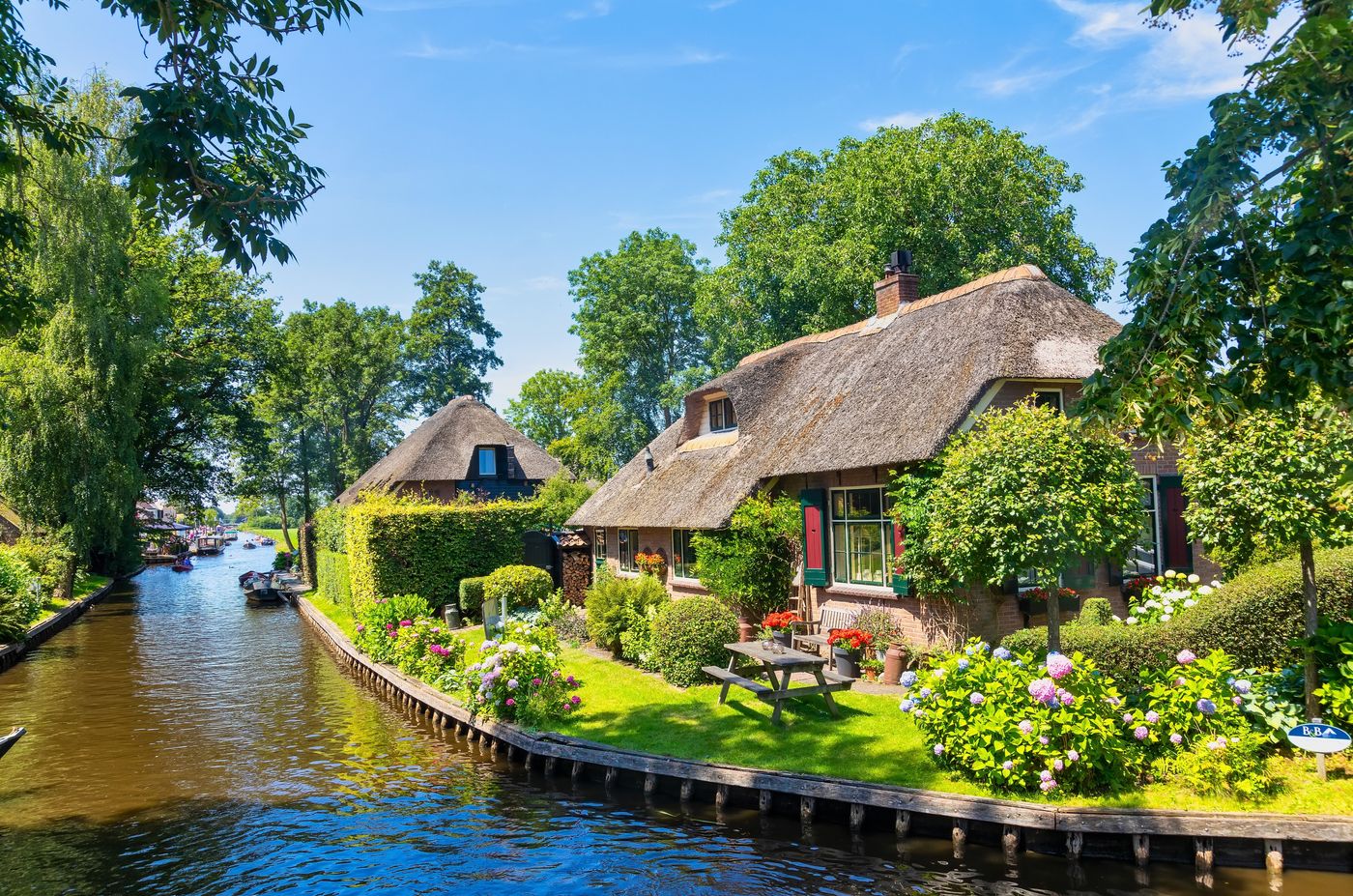 Ngôi làng cổ tích Giethoorn là ngôi làng “không có đường đi” ở Hà Lan