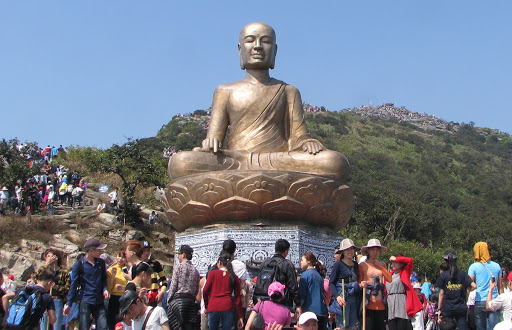 Tượng Phật Hoàng Trần Nhân Tông tại Yên Tử được nhiều người thăm viếng